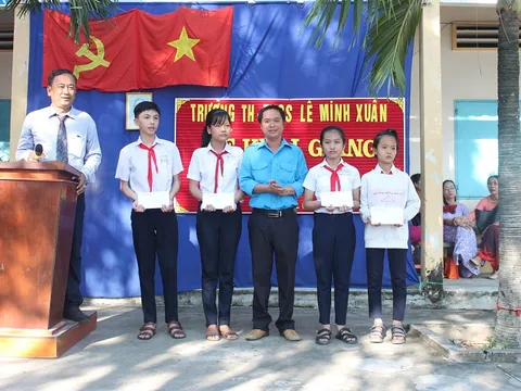 TCĐT Nhân Đạo và Đời sống tặng quà Trường Tiểu học - THCS Lê Minh Xuân