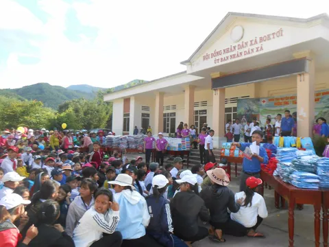 Bình Định: Khám bệnh, cấp thuốc miễn phí cho đồng bào dân tộc Ba Na