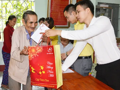 Mang Tết đến với các hộ nghèo