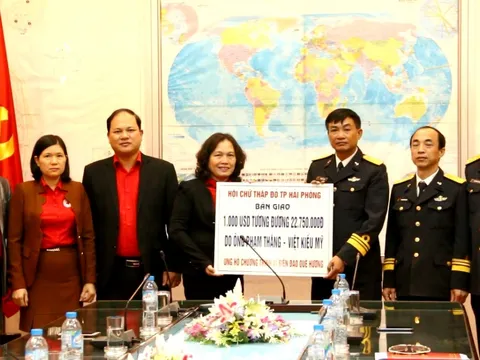 Chia sẻ với cán bộ và nhân dân đảo Trường Sa