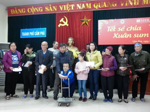 Tặng quà Tết cho người nghèo Cẩm Phả