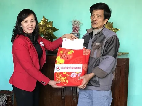 Quảng Ninh: 35 suất quà Tết đến với người nghèo huyện Vân Đồn