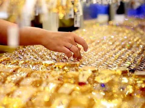 Giá vàng ngày 28/6 vẫn ở đỉnh cao dù đồng USD tăng