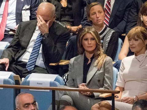 Vì sao Chánh văn phòng Nhà Trắng ôm đầu khi ông Trump phát biểu?