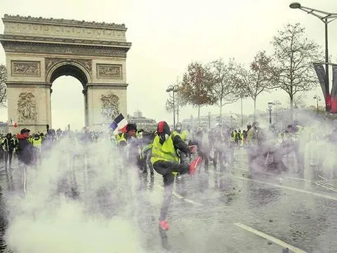 Vì sao Paris 'bốc cháy'?