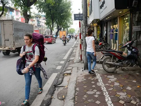 Vỉa hè "có như không" trên những tuyến phố Hà Nội