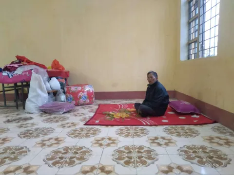 Xót thương cảnh người phụ nữ già không chốn nương thân vì cháy mất nhà