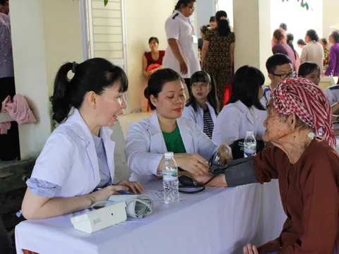 Chăm sóc sức khỏe cho người nghèo nhân Ngày Quốc tế tình nguyện 5/12