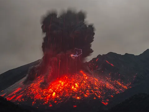 Núi lửa phun trào mạnh ở hòn đảo Kuchinoerabu Nhật Bản