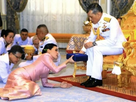 Lý do Hoàng hậu Thái Lan quỳ rạp trước chồng trong lễ sắc phong