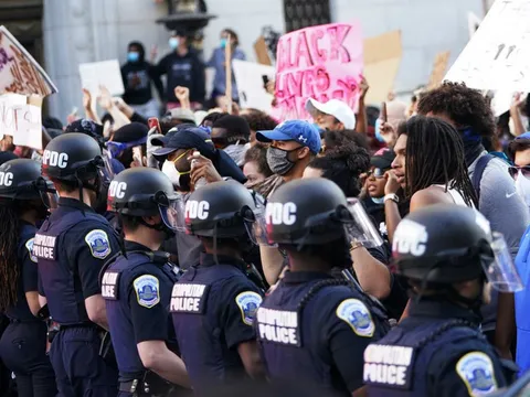 Biểu tình rung chuyển nước Mỹ, nhiều thành phố áp đặt lệnh giới nghiêm