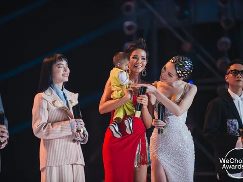 Hoa hậu H'Hen Niê, bé Hải An và mẹ, thầy trò HLV Park Hang Seo nhận giải Đại sứ truyền cảm hứng