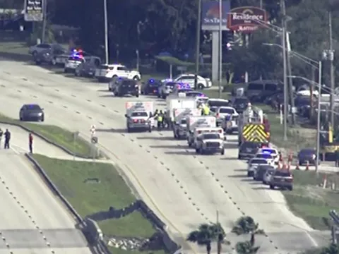Nghi phạm xả súng rồi gọi điện thông báo cho cảnh sát tại Florida (Mỹ)