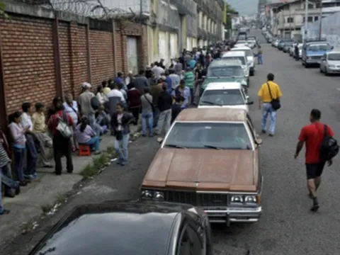 Người Venezuela không dám đi ôtô vì thiếu xăng