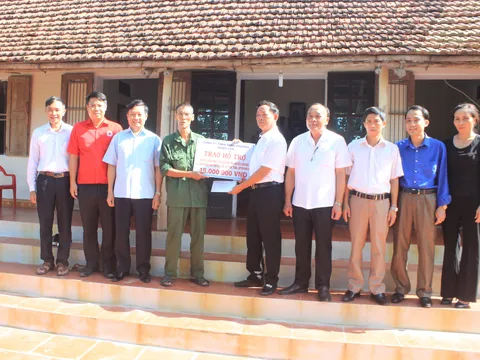 Trao tiền hỗ trợ xây, sửa nhà cho nạn nhân chất độc da cam ở Hưng Yên