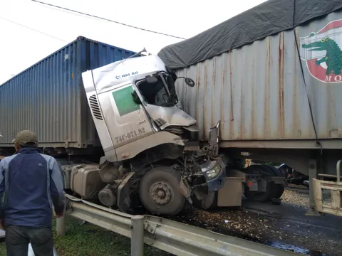Hai container đối đầu, một tài xế tử vong
