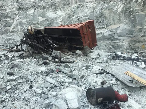 Xe ben lao xuống mỏ đá, nam tài xế tử vong thương tâm