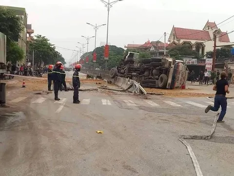 Xe bồn lật nghiêng, xăng tràn ra quốc lộ 1