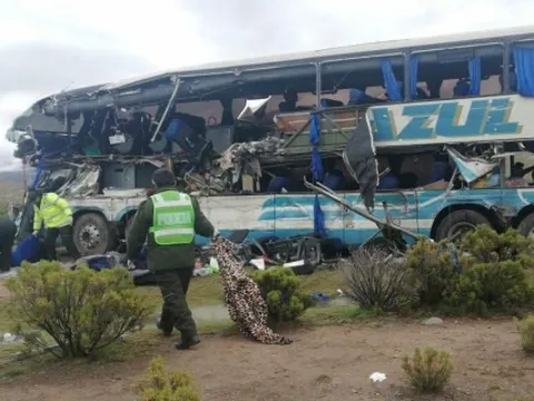 Hai xe buýt đối đầu khiến ít nhất 22 người thiệt mạng