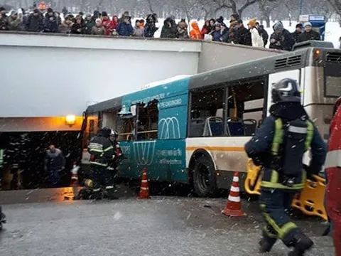 Xe buýt lao vào hầm bộ hành ở Moscow, 5 người thiệt mạng