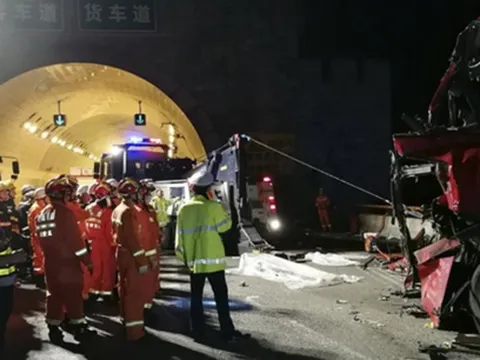 Xe buýt lao xuống hầm mỏ ở Trung Quốc, hơn 50 người thương vong