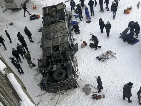 Xe buýt rơi xuống sông băng ở Nga, 19 người chết