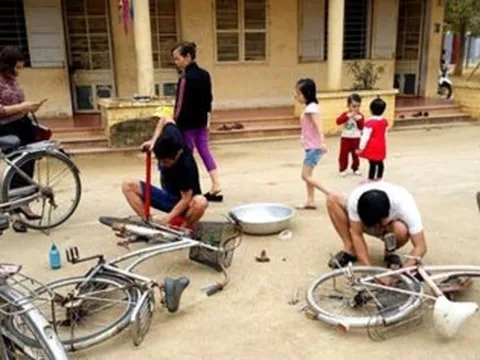 Những chiếc xe đạp cũ nặng tình nghĩa thầy trò