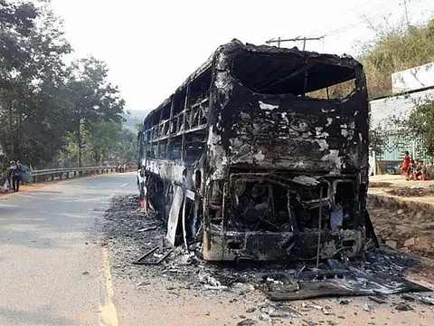 Đang chạy, xe khách bốc cháy nghi ngút, 38 người thoát chết