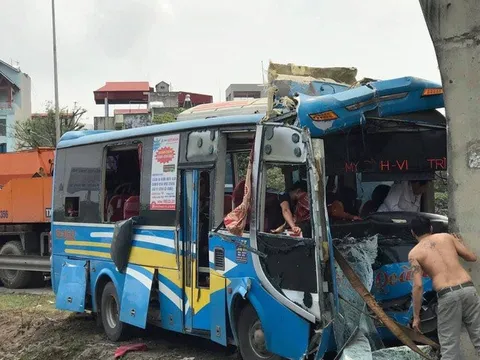 Xe khách mất lái đâm vào chân cầu, nhiều người bị thương