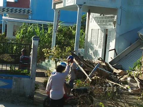 Xe tải mất lái 'bay' lên nóc nhà dân ở Bạc Liêu