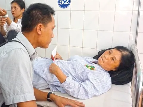 Xót cảnh mẹ “nằm liệt” lo cho con bị ung thư máu