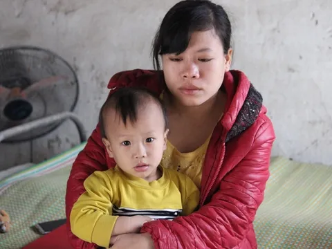 Xót xa bé gần 2 tuổi bị ung thư máu, bố lại bị tai nạn nằm liệt giường