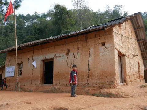 Xót xa lớp học đắp bằng đất của học trò nghèo vùng cao Hà Giang