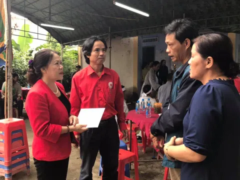 Hội Chữ thập đỏ Việt Nam thăm hỏi các hộ bị thiệt hại do sạt lở núi ở Cam Lâm - Khánh Hòa