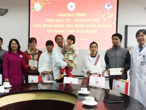 Hội Chữ thập đỏ Việt Nam thăm và tặng quà bệnh nhân nghèo tại Bệnh viện Việt Đức