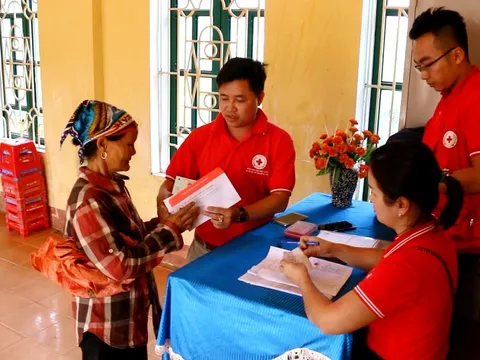 Khám bệnh, hỗ trợ nhà ở cho bà con Yên Bái