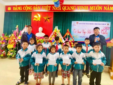 Điện lực Quảng Bình tặng quà cho học sinh nghèo vượt khó