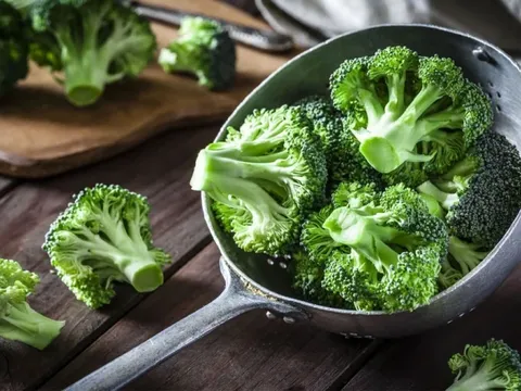 Không cần mỹ phẩm đắt tiền: Phụ nữ sau 40 tuổi tăng cường ăn 6 loại rau giàu collagen này để da căng mịn