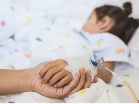 Trẻ nhiễm Adenovirus tăng, BS Trương Hữu Khanh dặn : "Đừng quá lo, làm ngay điều này để ngừa bệnh cho con"