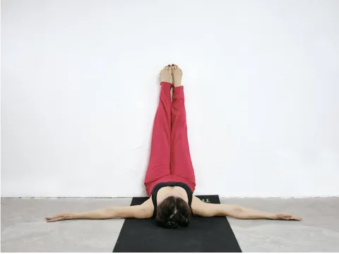 Trước khi ngủ, gác chân lên tường 10 phút vừa tiêu mỡ, gọn người lại ngủ ngon