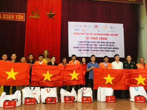 1.000 ngư dân nghèo của Hà Tĩnh được hỗ trợ bộ áo phao cứu sinh