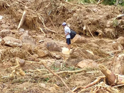 Nghệ An: Người dân Kỳ Sơn cạn kiệt lương thực, nhu yếu phẩm sau 1 tuần bị cô lập