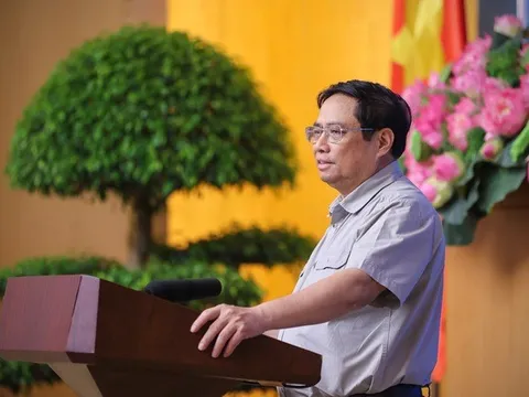 Thủ tướng: "Ai không làm thì đứng sang một bên cho người khác làm"