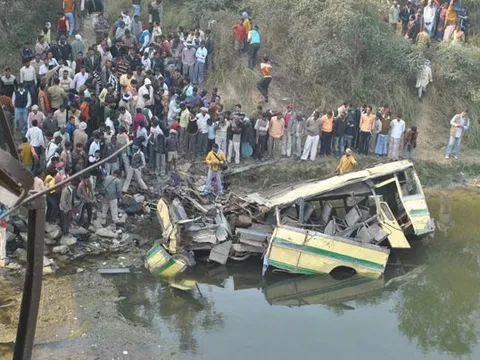 Xe buýt chở 50 hành khách lao xuống cầu, ít nhất 6 người chết