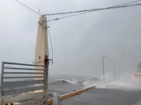 Bão Noru giật cấp 17 khi áp sát đất liền, miền Trung sắp mưa lớn