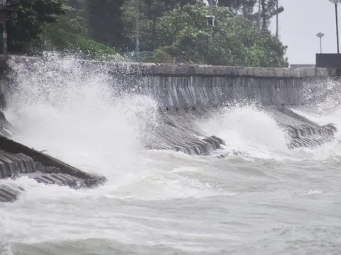 Huyện đảo Lý Sơn đã có gió giật cấp 11, bão Noru đã tiến gần sát đến đất liền