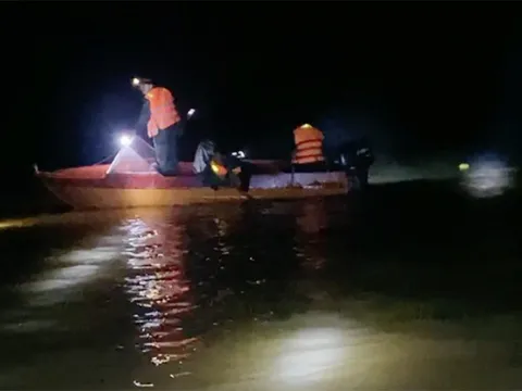 Nghệ An: Xuyên đêm tìm kiếm 2 vợ chồng bị lũ cuốn trôi