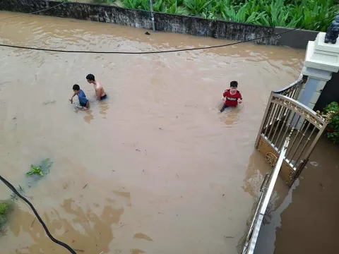 Thanh Hóa: Mưa lớn cùng với xả lũ đã khiến nhiều tuyến đường bị ngập nước, nhiều thôn, bản bị chia cắt