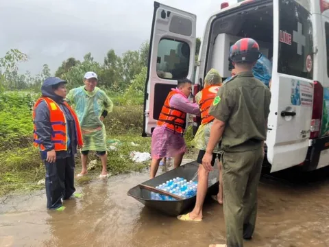 Ca sĩ Thuỷ Tiên và nhóm tình nguyện viên Chữ thập đỏ Trà Vinh hỗ trợ bà con Nghệ An thiệt hại sau bão Noru