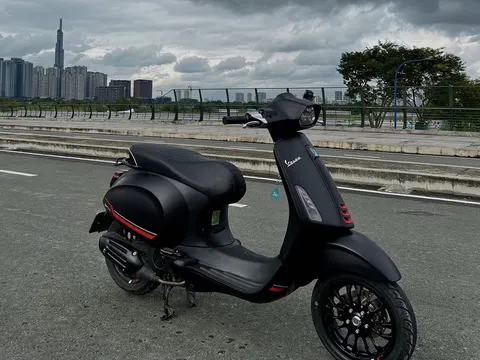 Cô gái trẻ bị thanh niên vỗ vai mấy cái, tỉnh lại mất xe Vespa